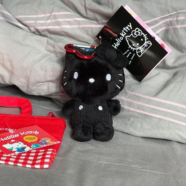 【匿名配送】キティちゃん　ストラップ　黒ブラック HELLO KITTY × BRILMY いつでもササッとお直しできる ミラー付き