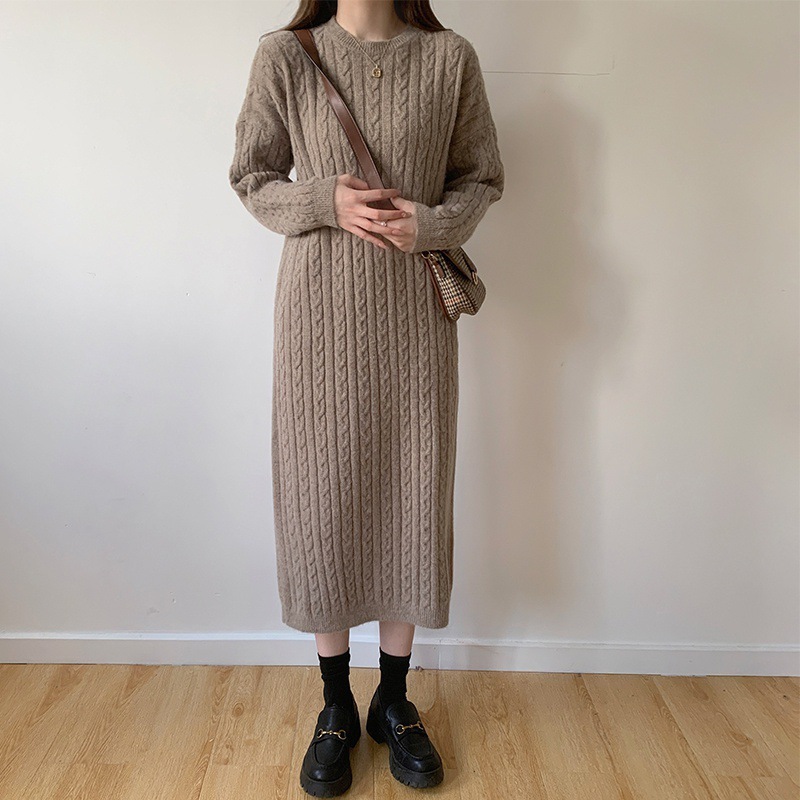 秋冬の新作文芸丸首小麻花毛スカートの中の長めのゆるいニットのロングスカートの女性