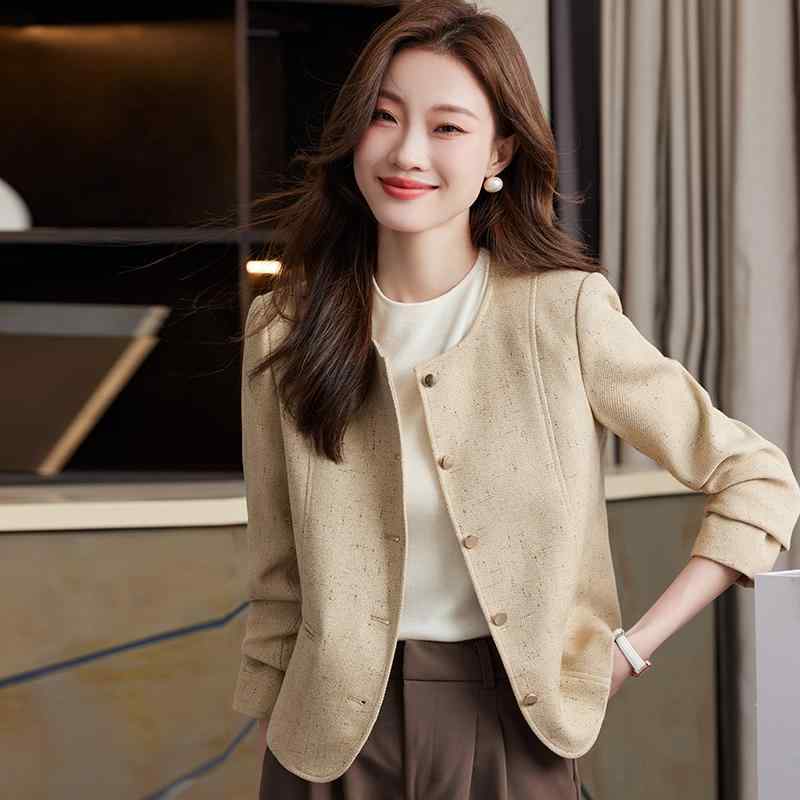 レディース 女性用 ノーカラージャケット ビジネスジャケット ショートジャケット スリムフィット 春秋 スタイリッシュ エレガント おしゃれ 通勤 オフィスワーク ショッピング タウンユース