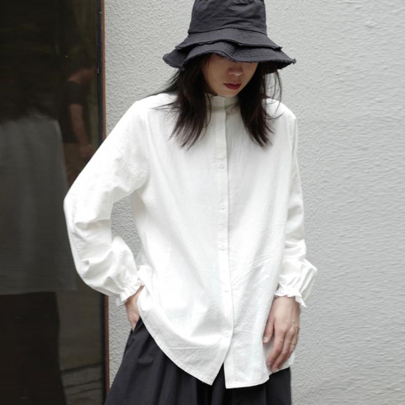 女性の長袖シャツ春の新しい無地シンプルカジュアルラージサイズシングルブレストカジュアルシャツ女性のファッションカジュアル多目的ルース快適な女性のシャツ