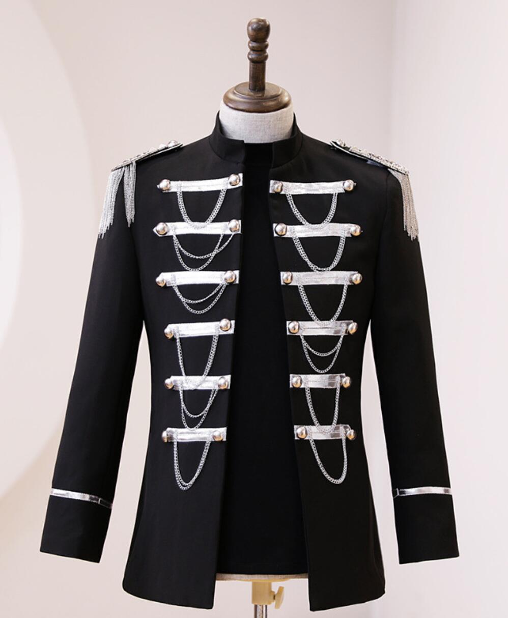 メンズ ステージ衣装 黒 立ち襟 スーツジャケット ショート丈 パンク ジャズ バンドミュージック 演出 衣裳 肩章 フリンジ付き ダブル チェーン 飾り おしゃれ 欧米風 ダンス 演出 合唱 衣