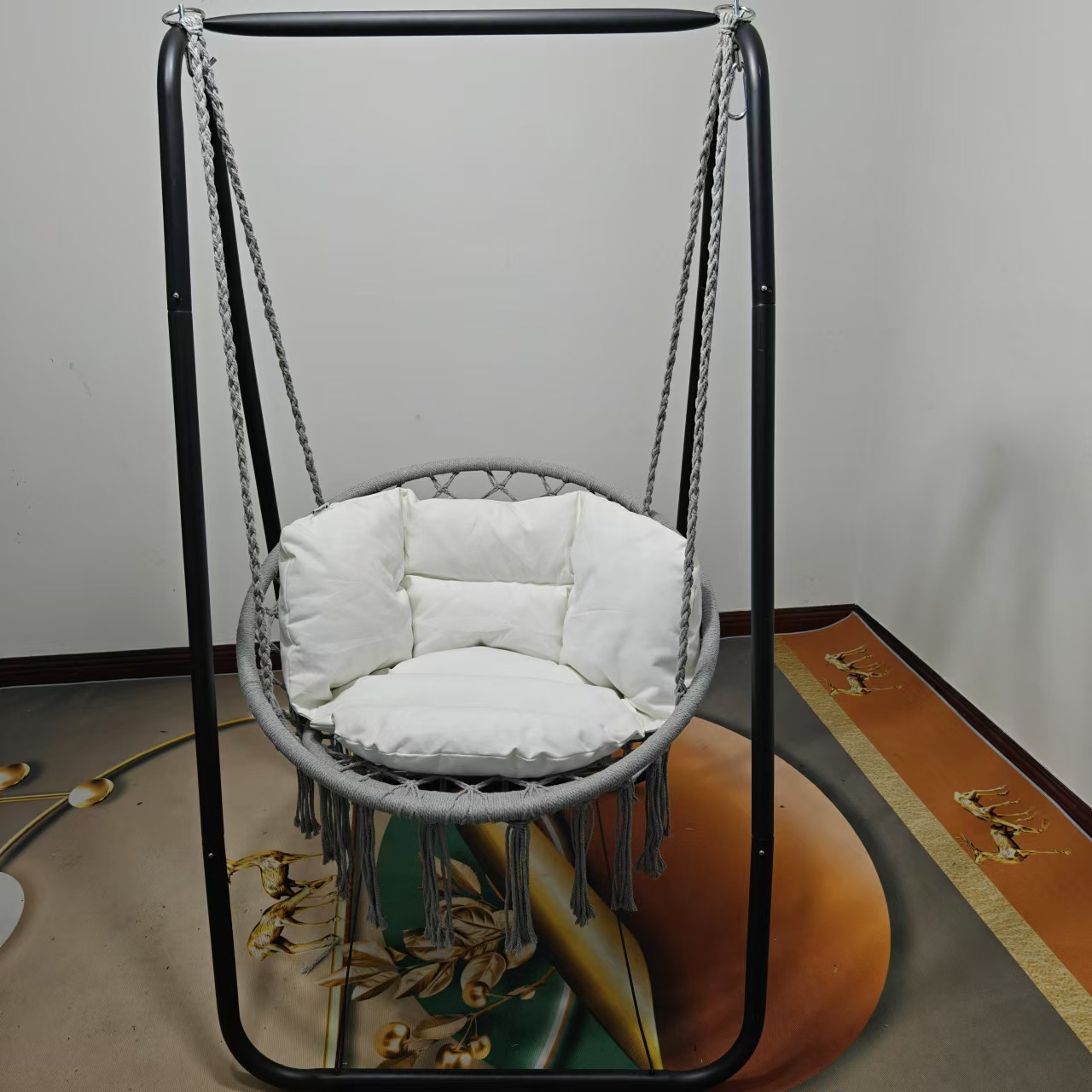 ぶら下がっているバスケットハンギングチェア屋内シングルホームバルコニースイングメッシュバスケットコットンロープウーブン椅子タッセルスイングレイジーチェア