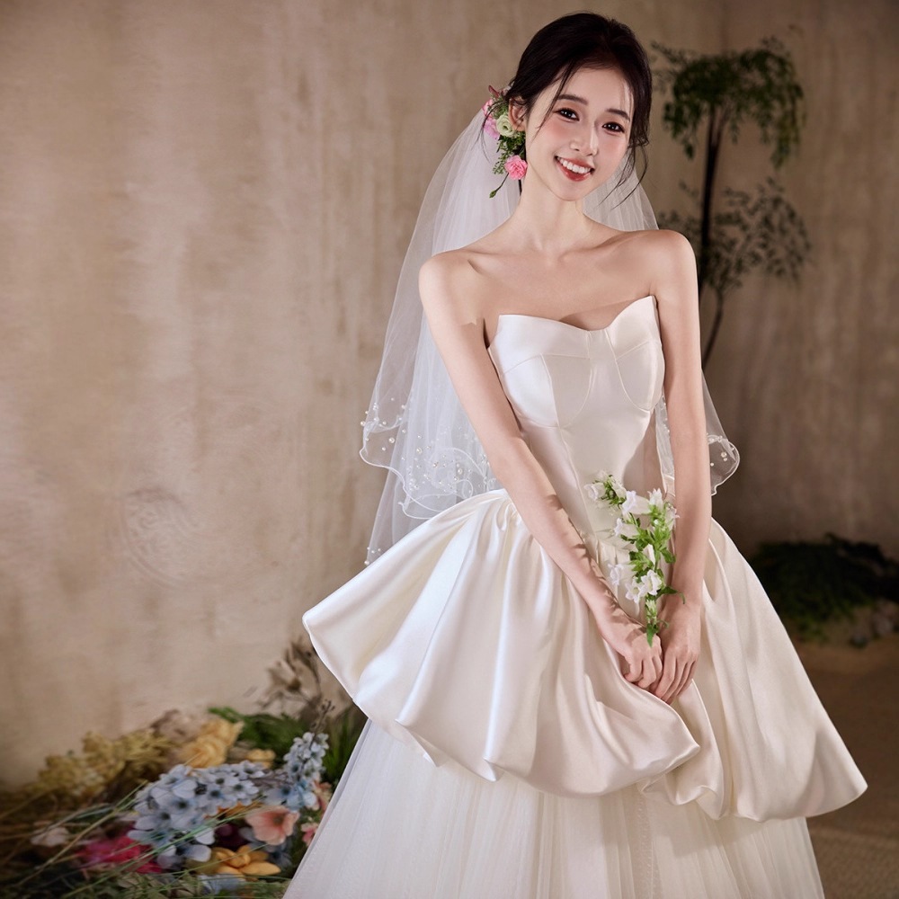 チューブトップ フレンチ サテン 軽ウェディングドレス 新婦 結婚 婚約 痩せ見え 白 ドレス 屋外 お出迎え