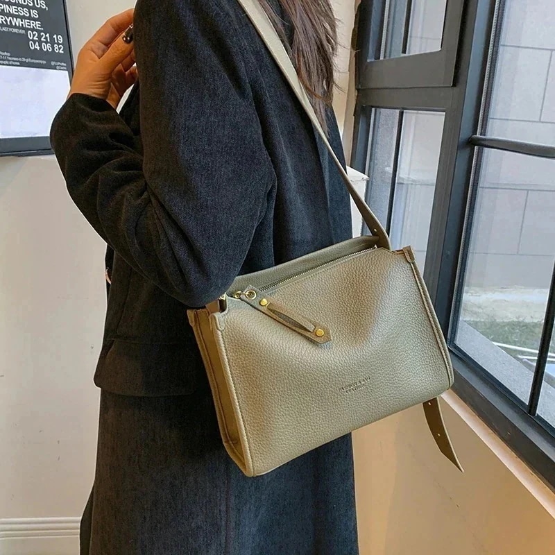ショルダーバッグ大容量トートバッグ韓国ファッションショレディースバッグショルダークロスボディバッグ小さな正方形バッグ通勤バッグソフトレザーくぼみ文字バーストモデルシニアシンプル