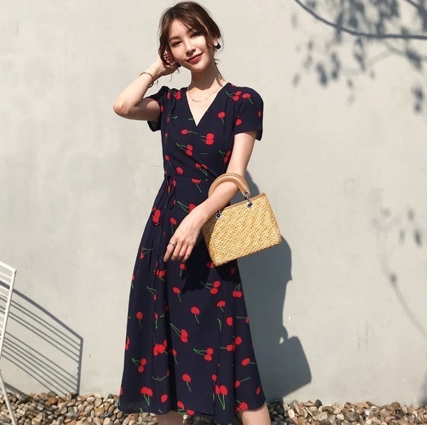 カシュクールワンピース チェリー柄 キュート 韓国 レディース オルチャン ネイビー ミモレ丈 半袖 Vネック フレア Aライン ウエストマーク ウエストリボン サイドスリット かわいい