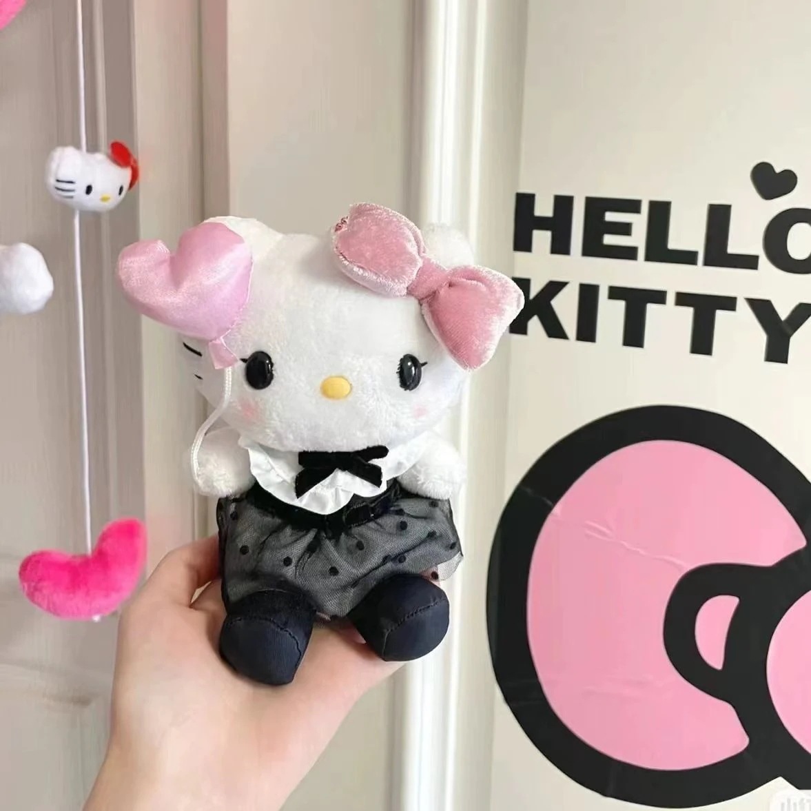 人気 かわいい キーホルダー つプレゼントします ブラックとピンクのハローキティ人形とブラックレザーペンダントハローガールギフトバッグとスクール