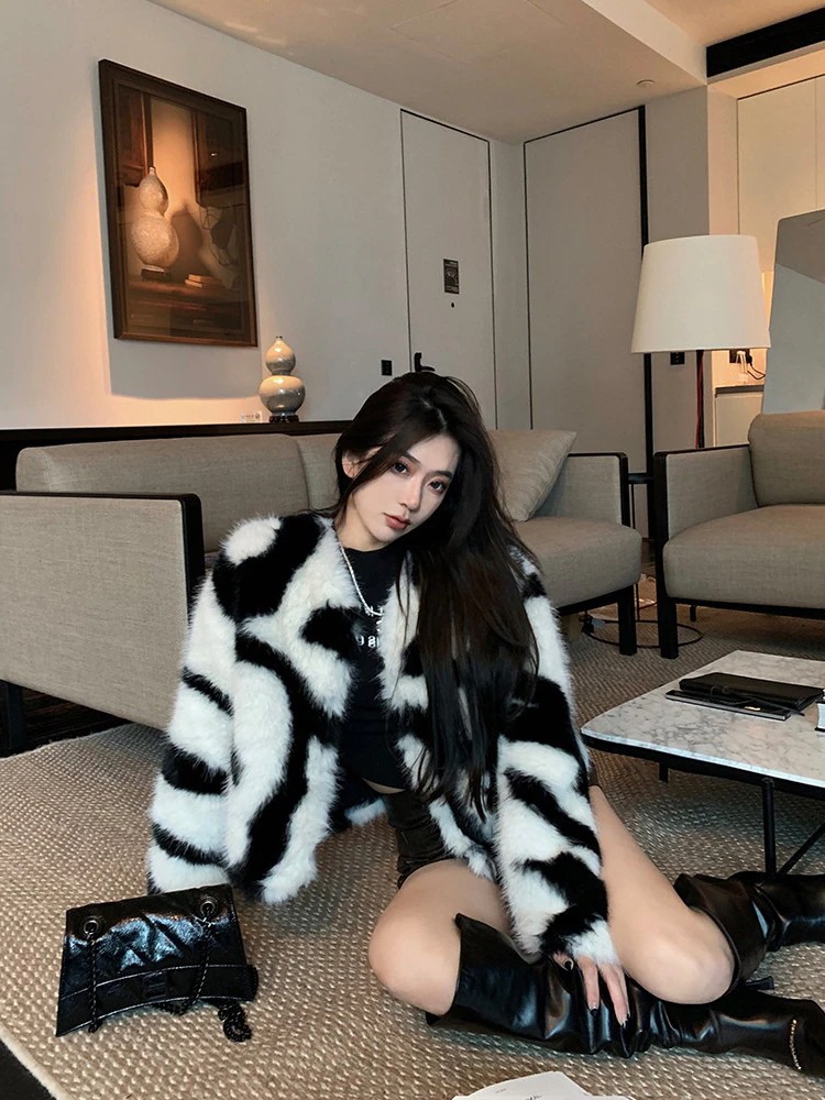 大好評 デザインされたゼブラ柄のフォックスファーショートファーコートスタイリッシュで厚みのある環境に優しい毛皮の冬の新しいスタイルの女性用