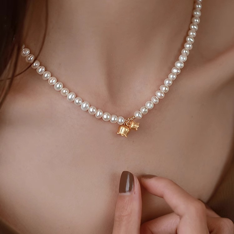 谷の淡水真珠のネックレスの本物の金の電気めっきユリはファッショナブルな気質ハイエンドの小さな粒子淡水真珠鎖骨チェーン