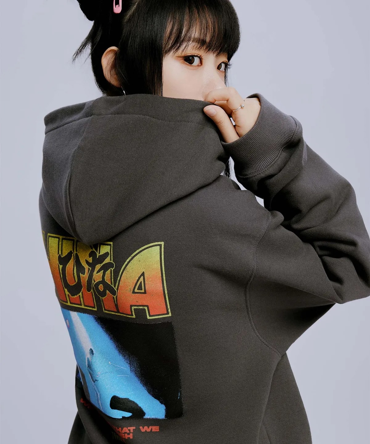 [QWER x HINA モデル着用] [MUSINSA EDITION] Rockstar Hood_CHARCOAL GREY 韓国の人気ファッションブランド