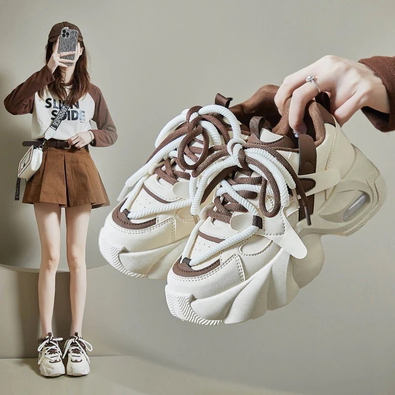 每日更新【每日更新無料】スニーカー レディース 学生 45cm厚底 美脚 防滑 通気 黒白ウォーキングシューズ 軽量 身長アップ スリッポン 疲れにくい レットシューズ 通学通勤 フラット