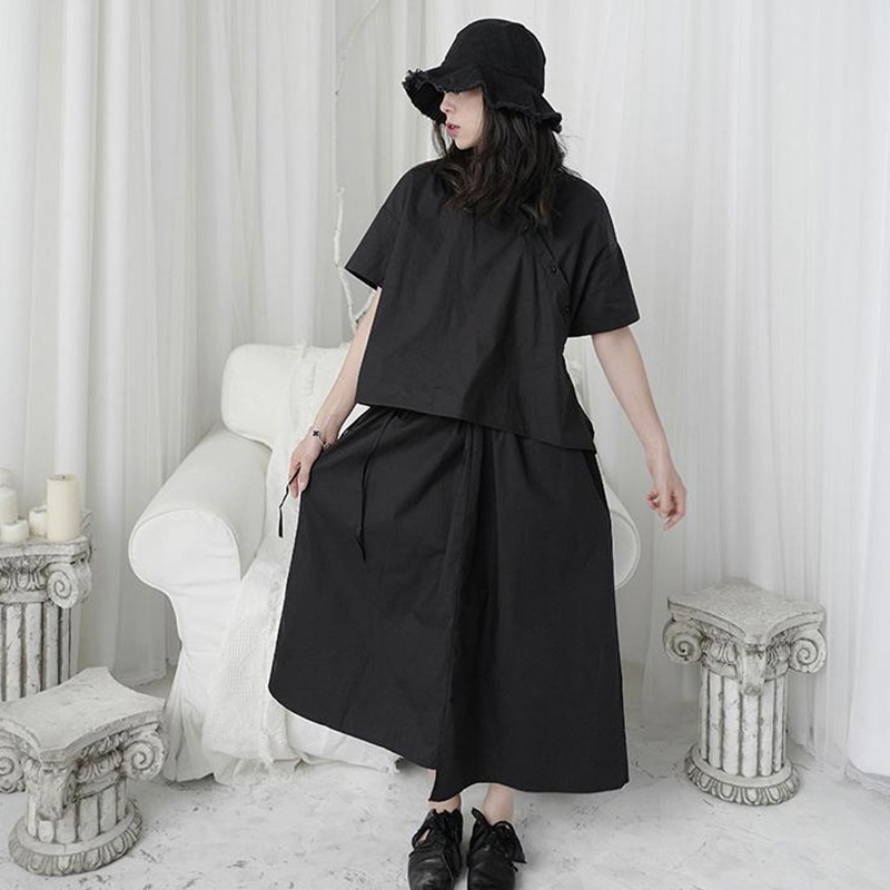 女性の半袖シャツドレス夏の新しい日本のデザインマルチボタンデザイン非対称フォーマルシャツドレスファッション用途の広い無地シンプルカジュアル女性のドレスルーズで快適なドレス