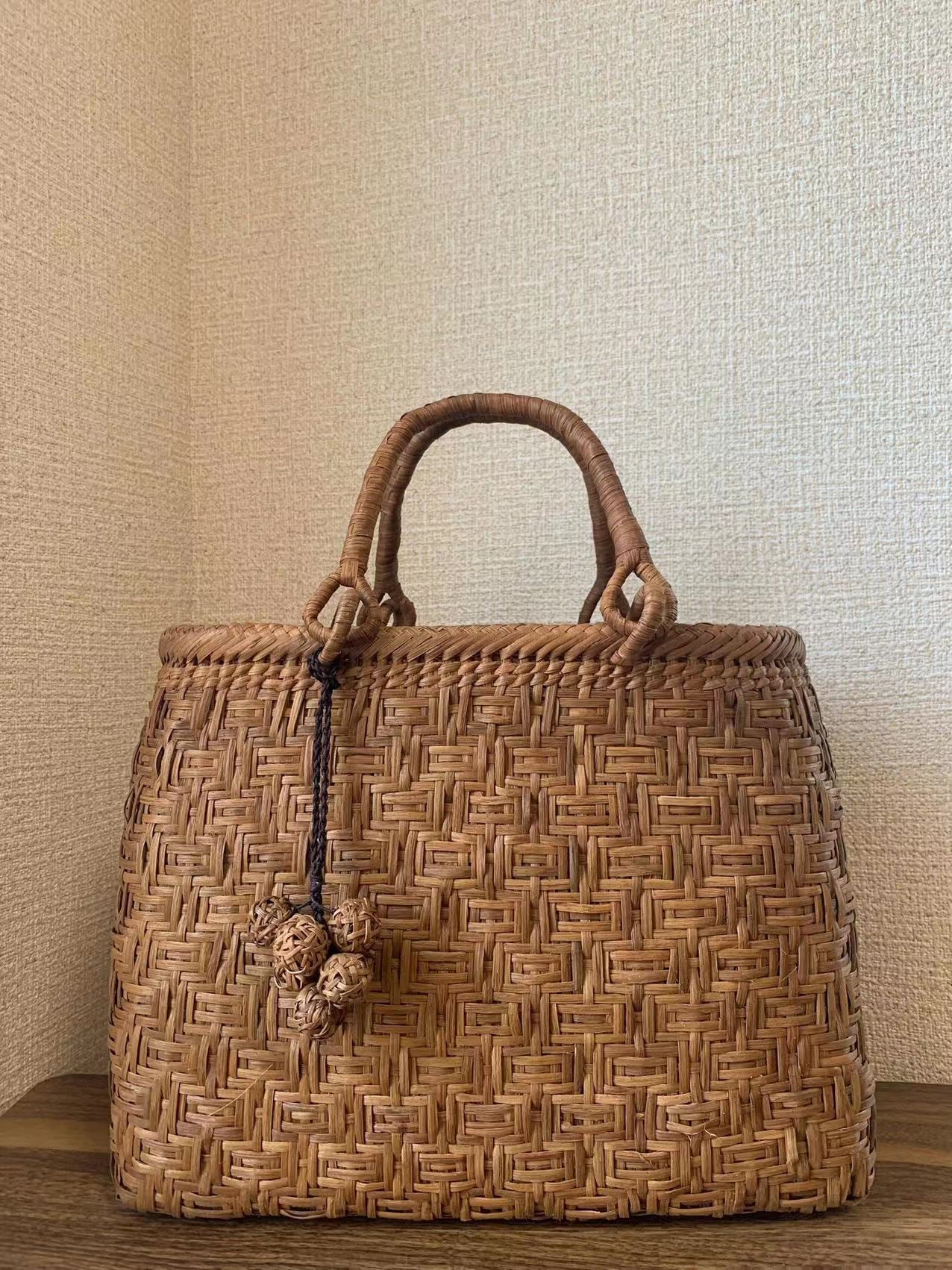 山葡萄　籠バッグ　亀甲編み　内布あり　チャーム付き (約)幅32本体高さ24マチ12cm