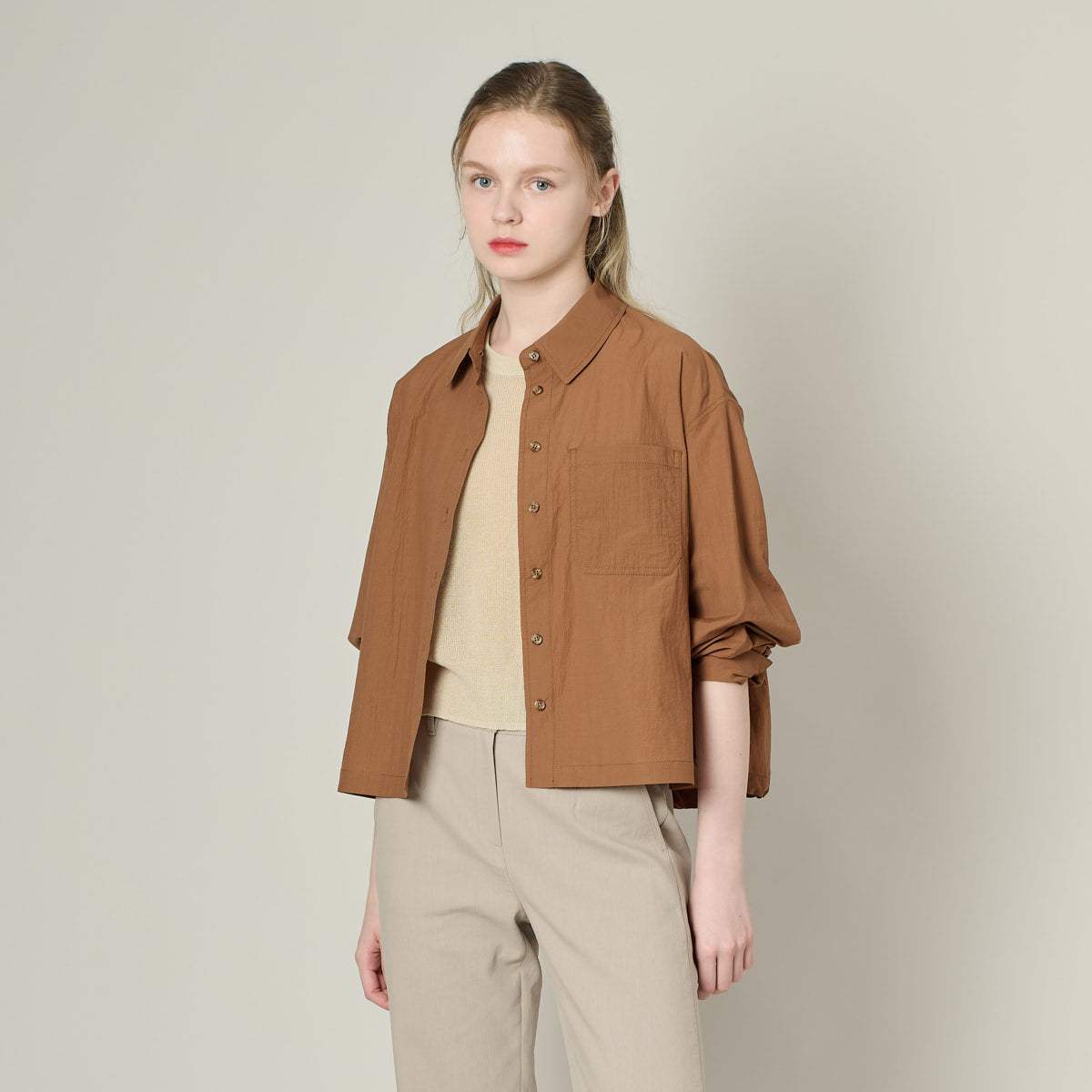 [韓国オフィスコーデ きれいめ] ソフトな裏地で快適な着心地 フラットブラウス