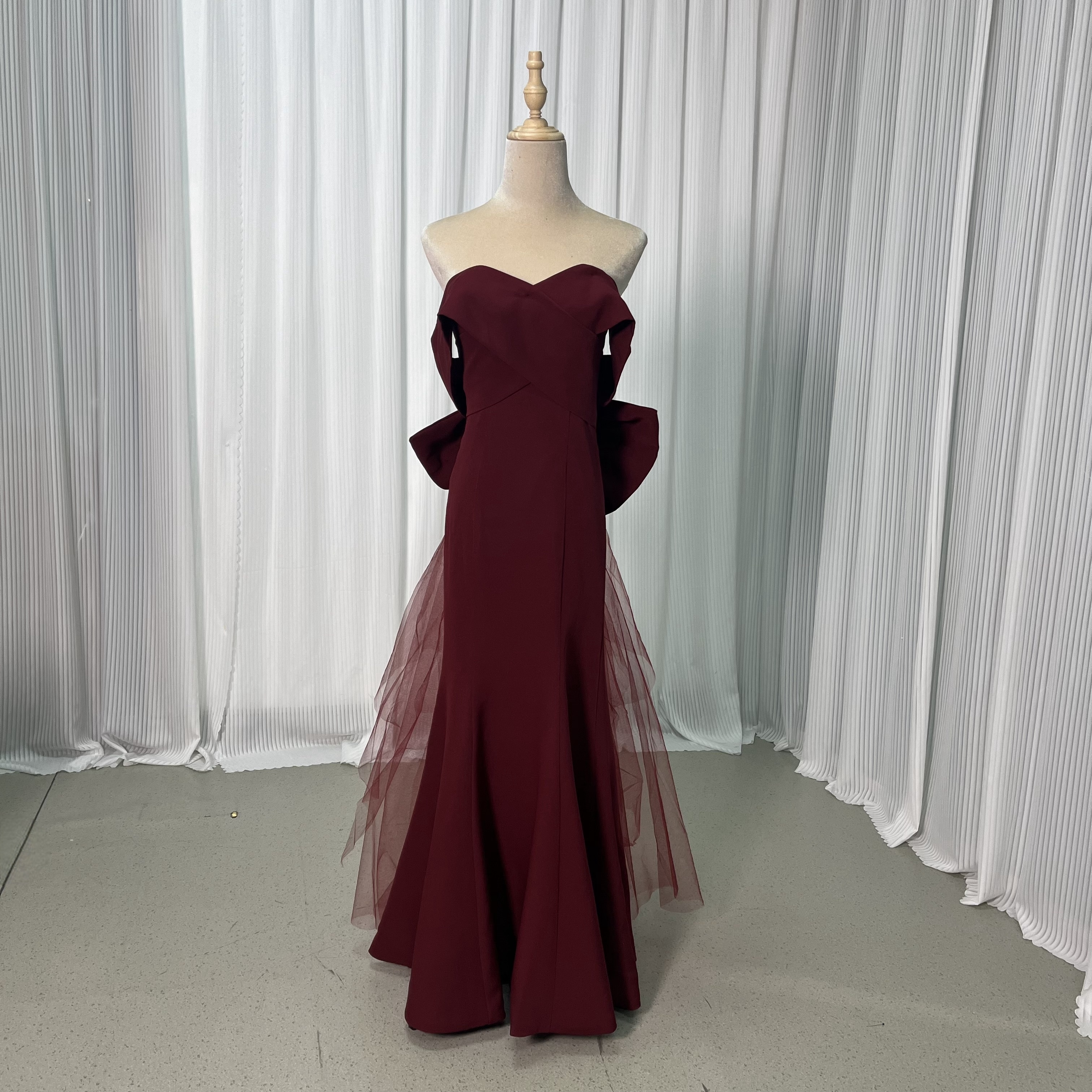 美品！カラードレス ボルドー色 オフショルダー バックリボン 細見えシルエット セクシー