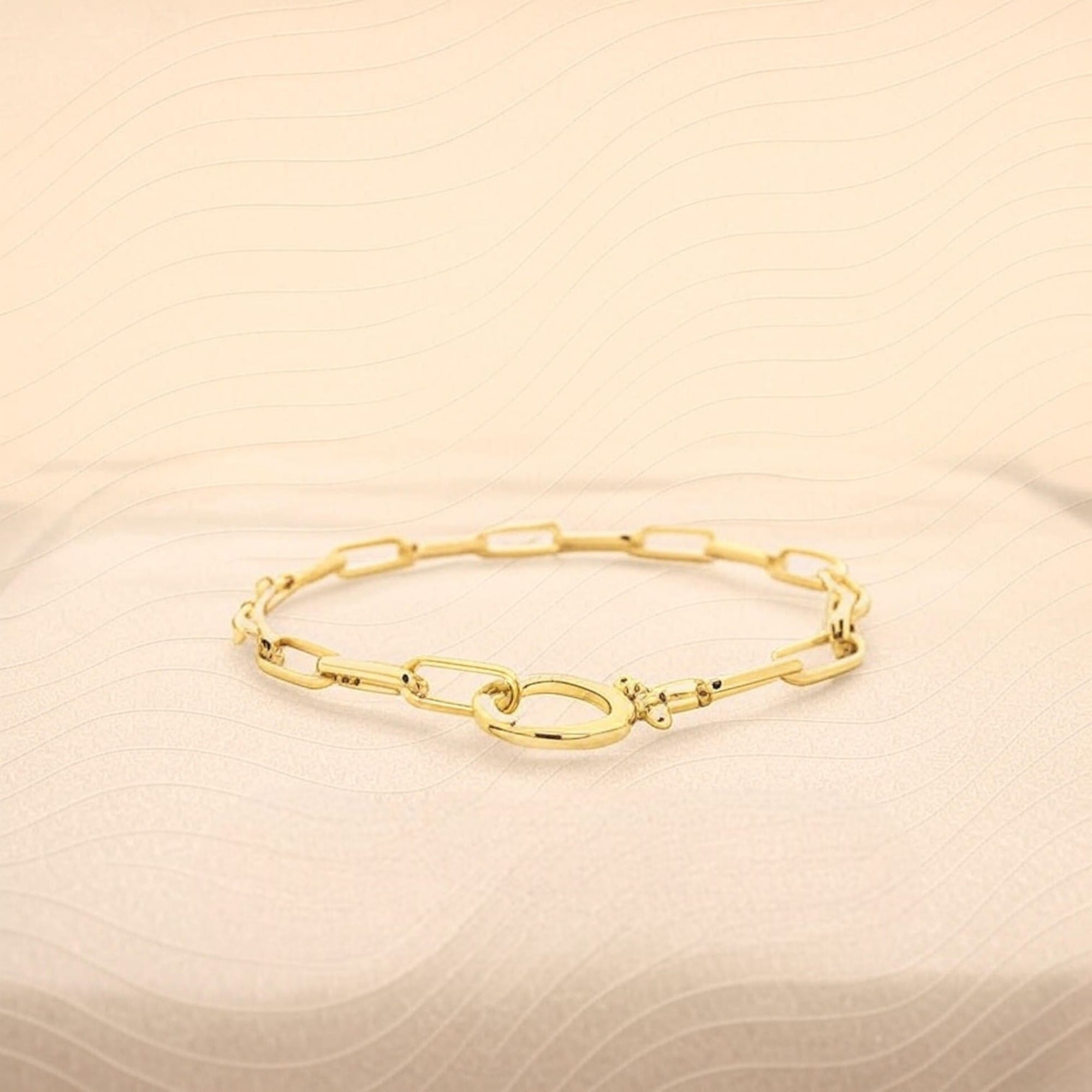 風と勝利 ゴールドの光と影：安定した美しさの毎日ブレスレット バランスと日々の恵みのミニマルリンクブレスレット