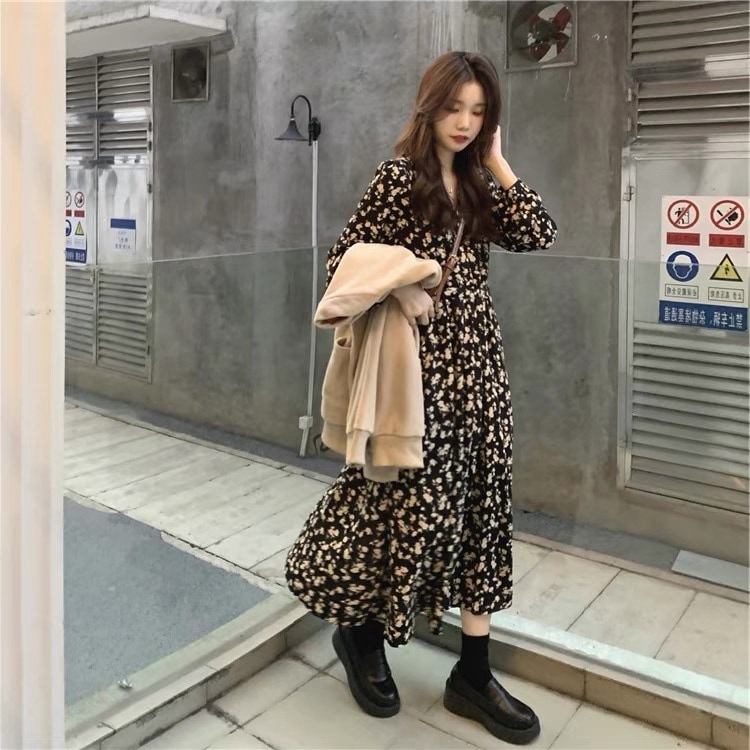 初期の女性の小さなティーブレイク花柄ドレスデザイン