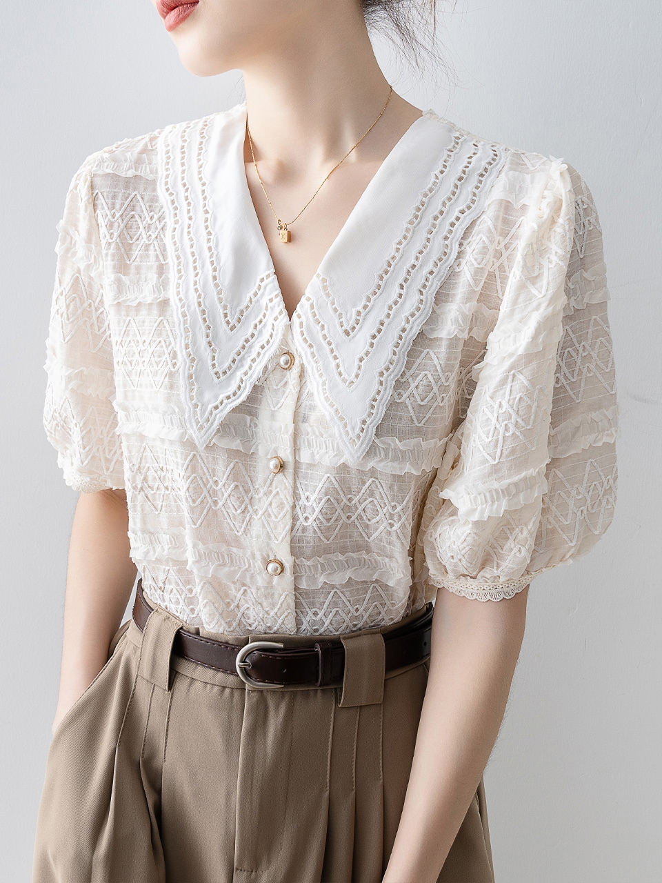【1点ご購入 で10点プレゼントいたします】アンズカラーのドールネック半袖シャツ女2025透かしレースブラウスゆったり高級感雰囲気トップス