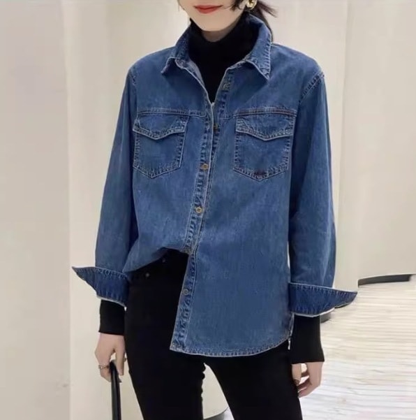 トップス シャツ ラウンド丈 長袖 襟付き シャツカラー ボタン 美ライン ニュアンス ヴィンテージ風 胸ポケット デニム ブルーデニム ウォッシュ加工 かわいい 大人可愛い きれいめ シンプル