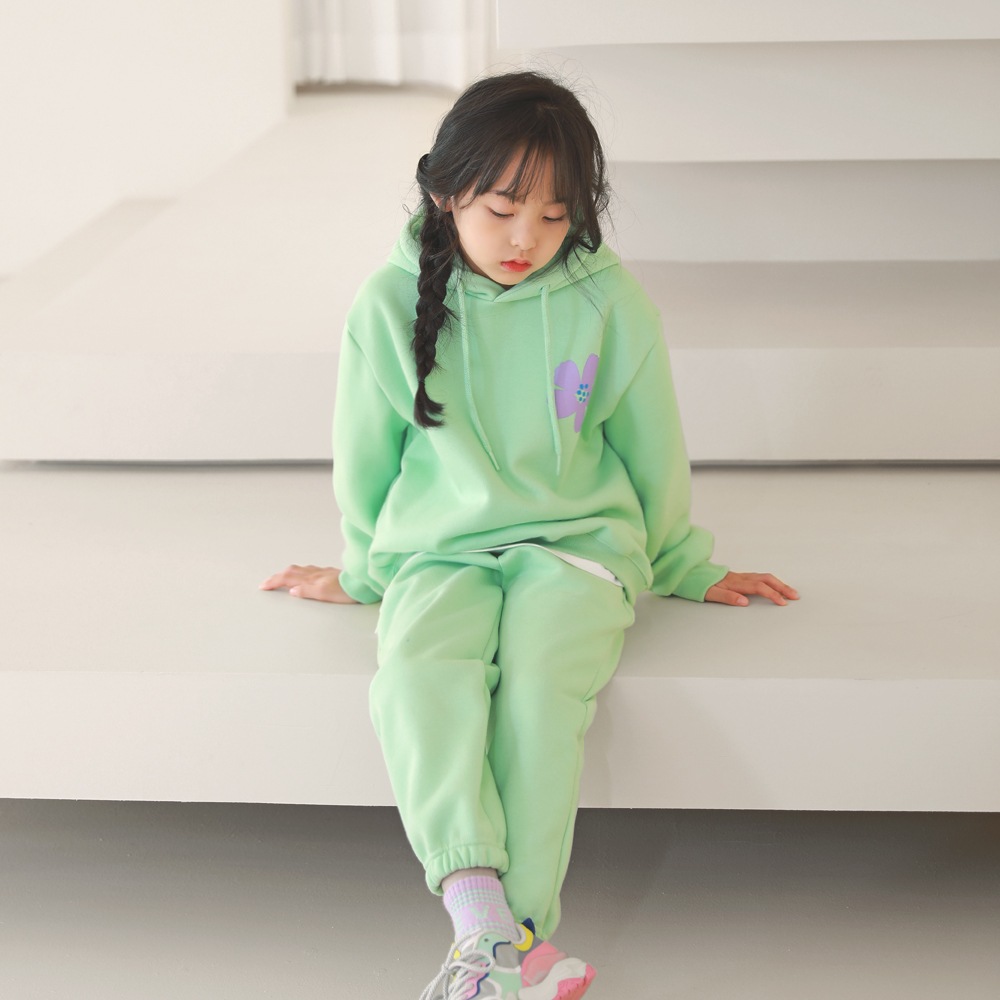 前/後面のかわいいプリンティングディテールでポイントを加え軽快な雰囲気を演出する上下セット