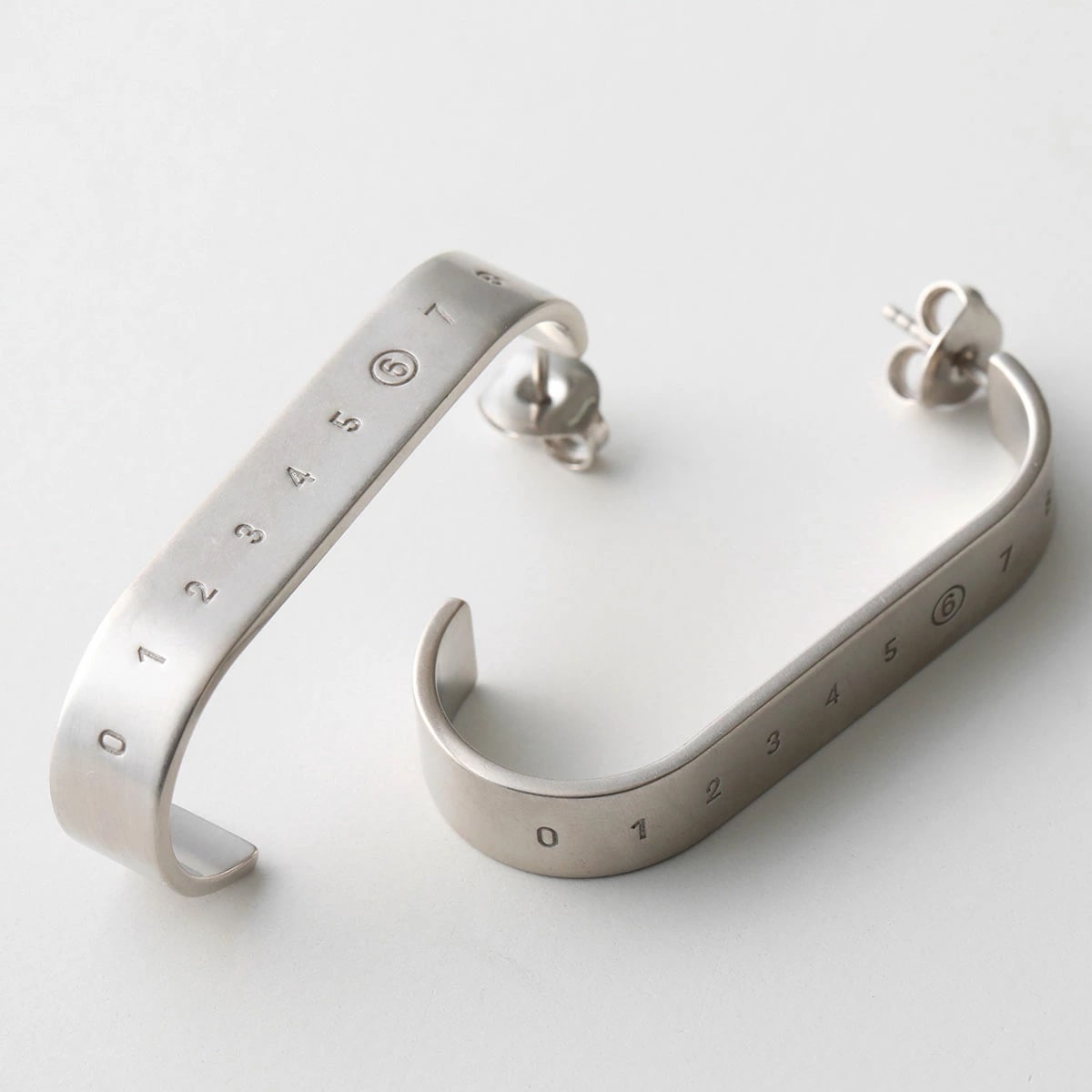 MM6 エムエムシックス メゾンマルジェラ ピアス SM6VG0073 P6630 レディース アクセサリー 真鍮 ロゴ 952 30,297円