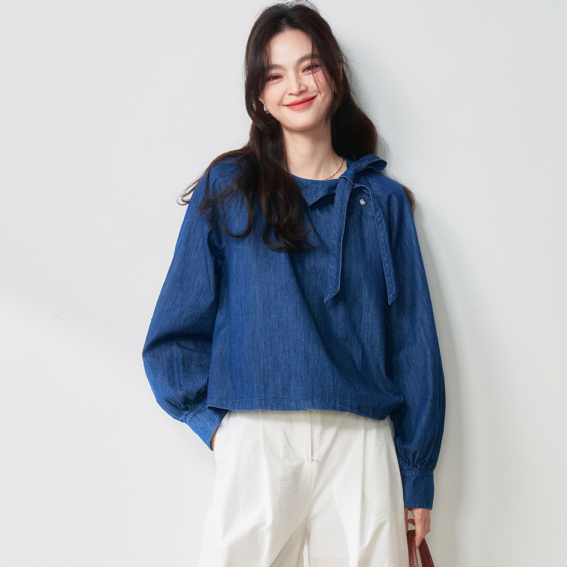 25春の新製品フランスのレトロ年齢を減らす弓の装飾的な傾斜プレート丸い首長いデニムシャツ25130