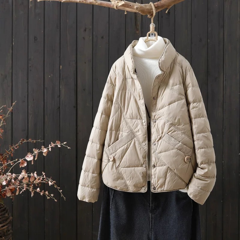 [イーチェン] 24冬 平湖 薄手 スタンドカラー ダウンジャケット レディース シングルブレスト シンプル ファッション ホワイトダックダウンジャケット レディース