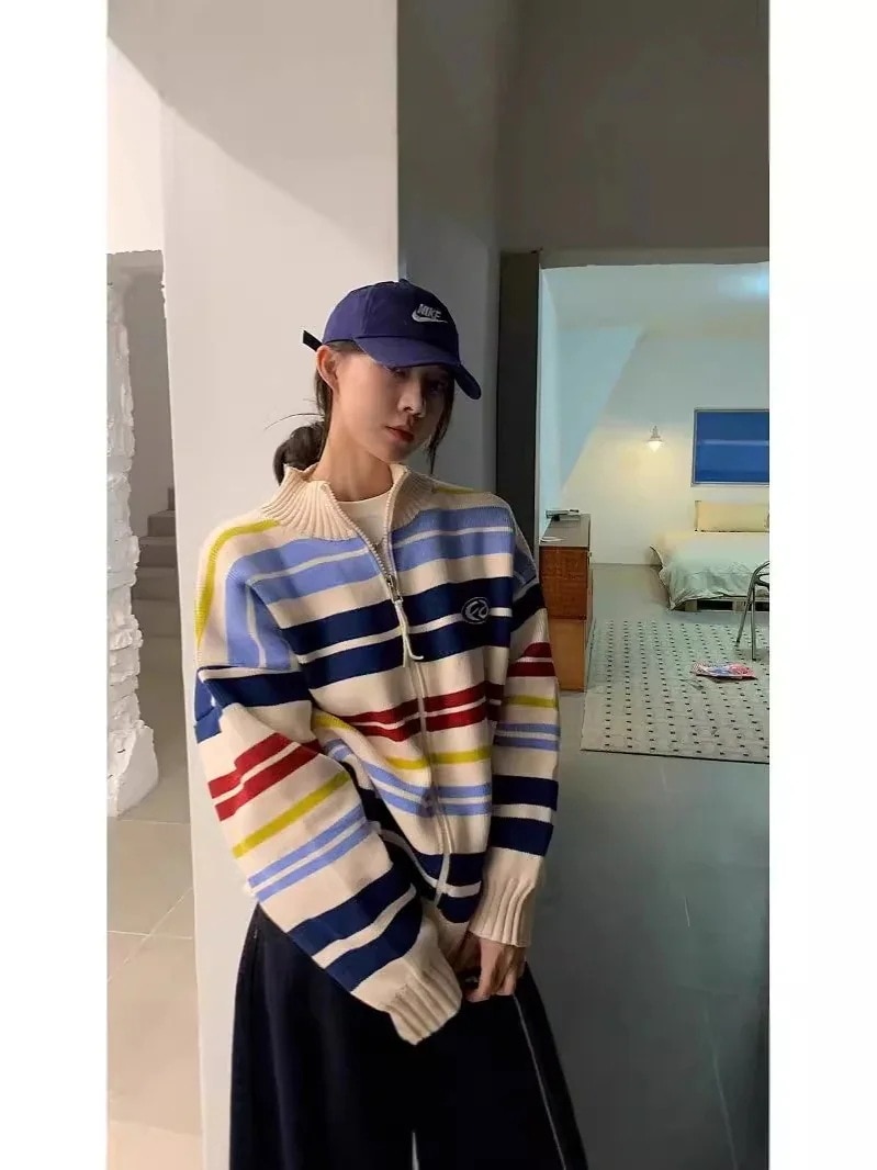 秋と冬の縞模様の襟はレジャー怠惰な風のニットジャケットのカーディガンジャンパーの女性のデザインセンスを厚くした