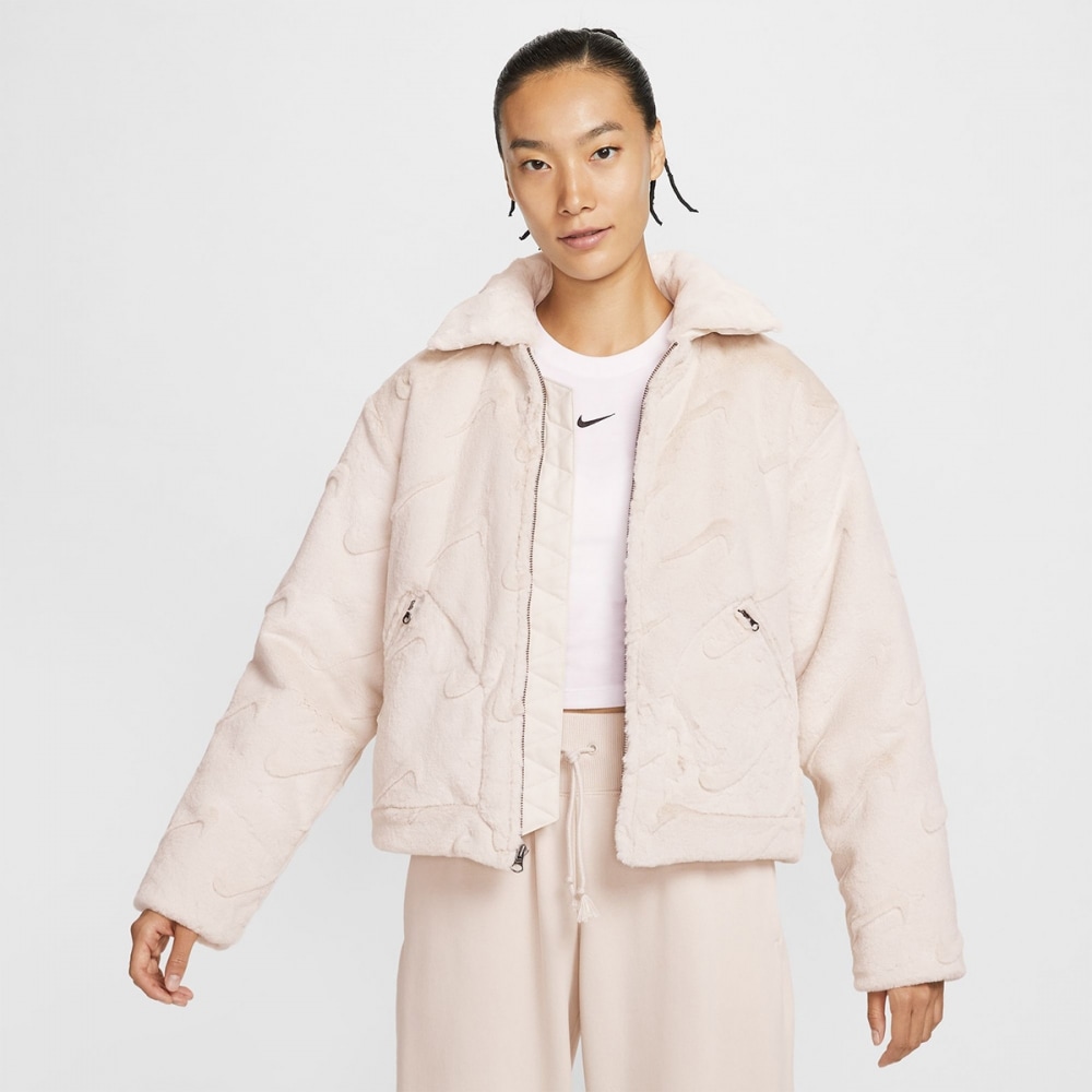 ナイキナイキスポーツウェアエッセンシャルレディースルーズプリントフェイクファージャケット FV8020-104ダウンジャケット・コート