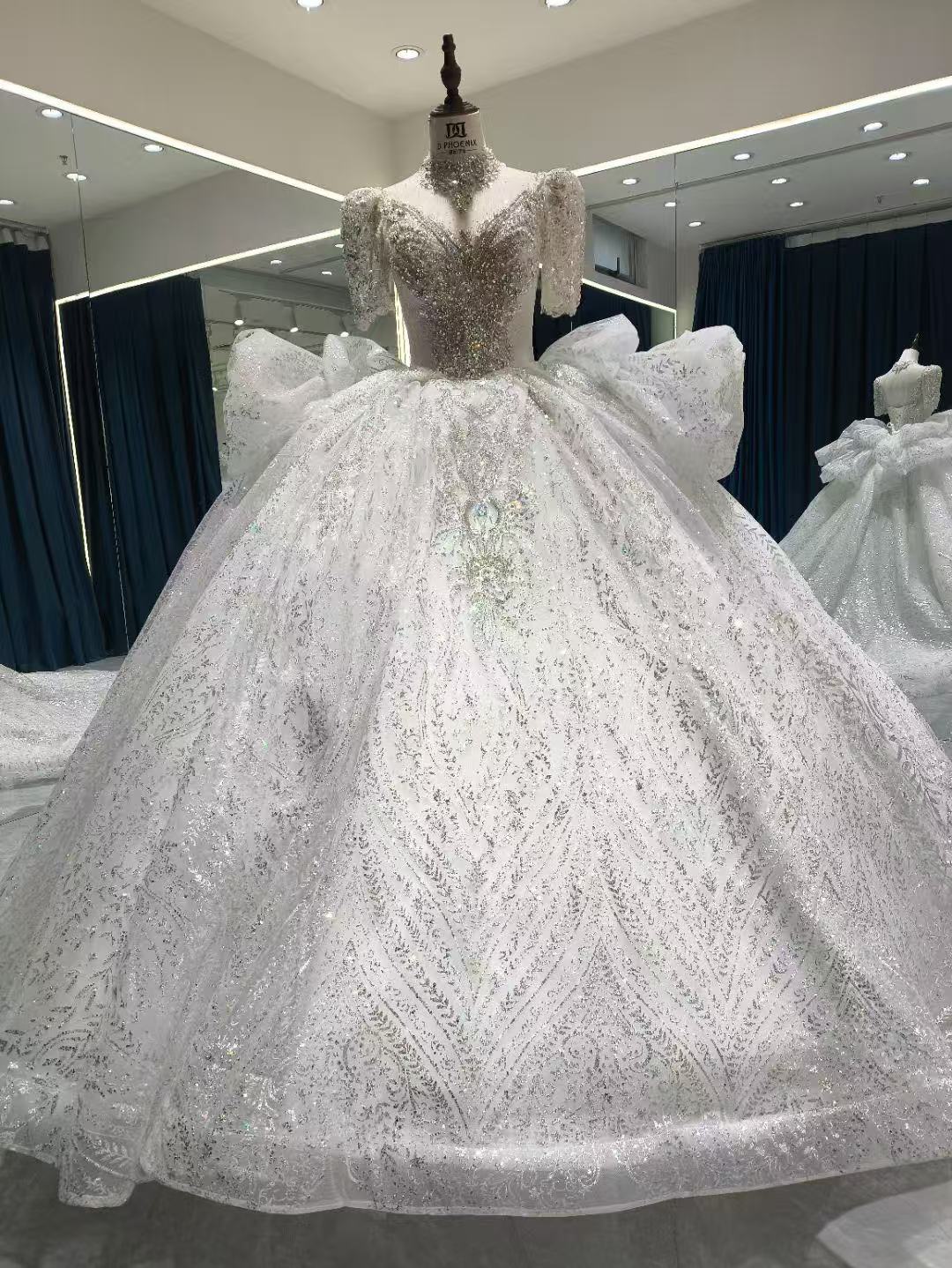 ウェディングドレス Vネック 韓国風ドレス ビジュー 贅沢な総レース プリンセスライン 華やかなトレーン 結婚式