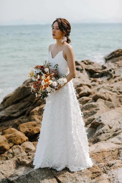 二次会 前撮り 白ワンピース ドレス　ウェディングドレス スレンダー ホワイト 白 花嫁ィング ロングドレス フェザーモチーフ 花嫁ドレス エンパイアドレス 披露宴 フォトウエデ 5,155円