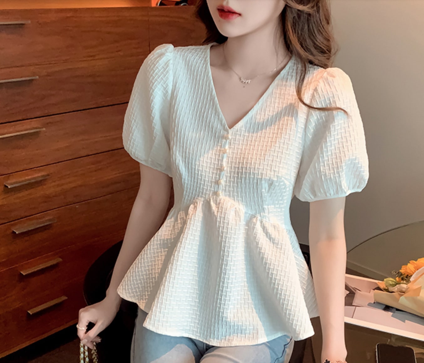 トップス カットソー 白トップス 袖あり 半袖 パフスリーブ Vネック フレア ペプラム パール