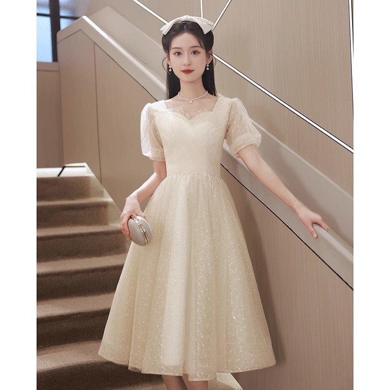 シャンパンのイブニングドレスを着た女性高級ニッチ軽い贅沢高級誕生日パーティーの主催者気質小男