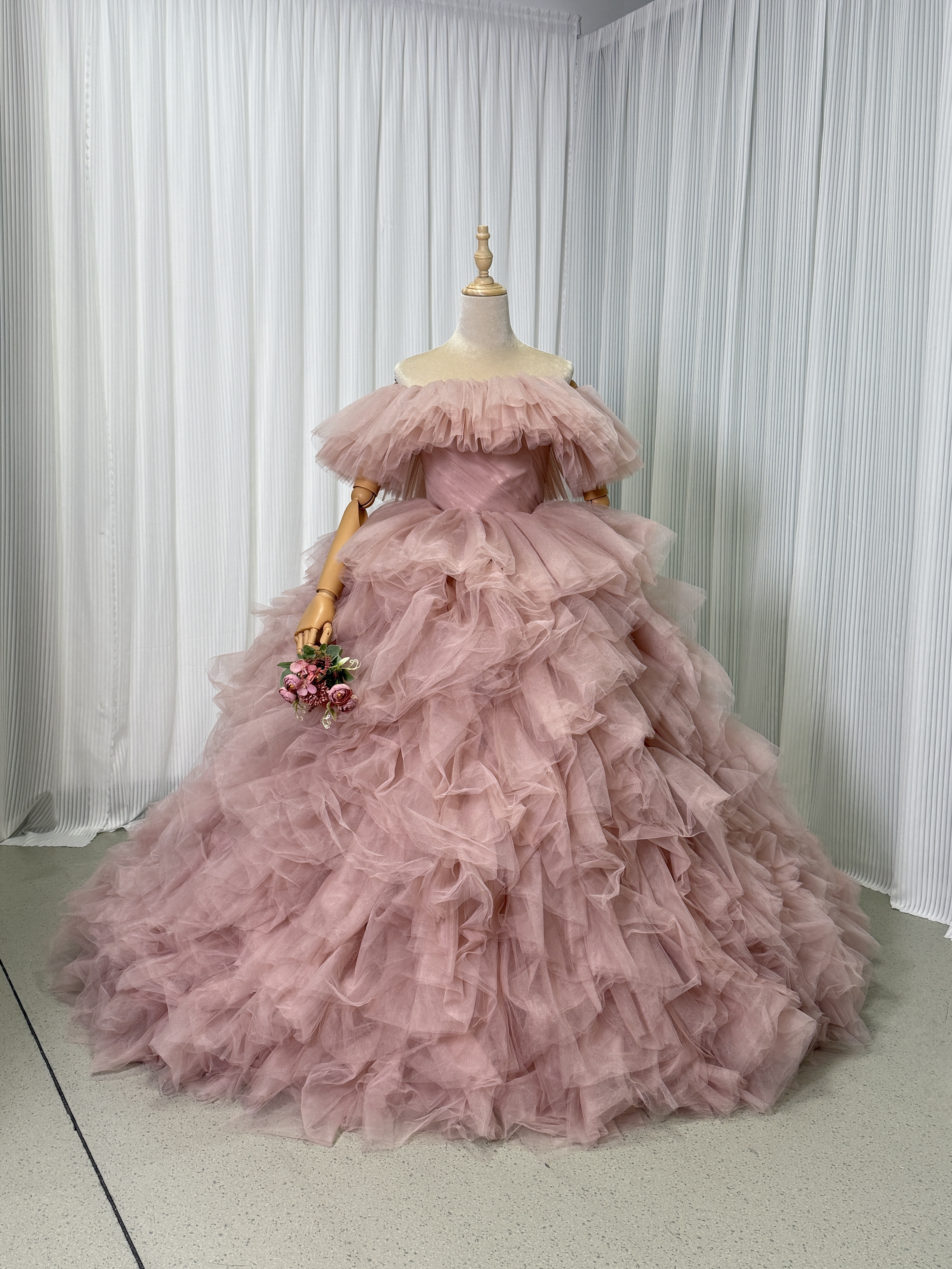 豪華！カラードレス もも色 オフショルダー 編み上げ 取り外し 柔らかく重ねたチュールスカート 花嫁 披露宴