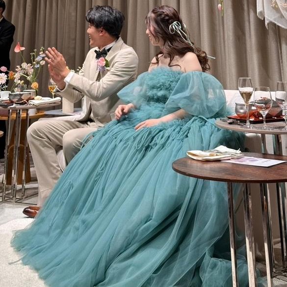 実例写真！カラードレス ブルー パーティードレス パフスリーブ 柔らかく重ねたチュールスカート リボン 結婚式
