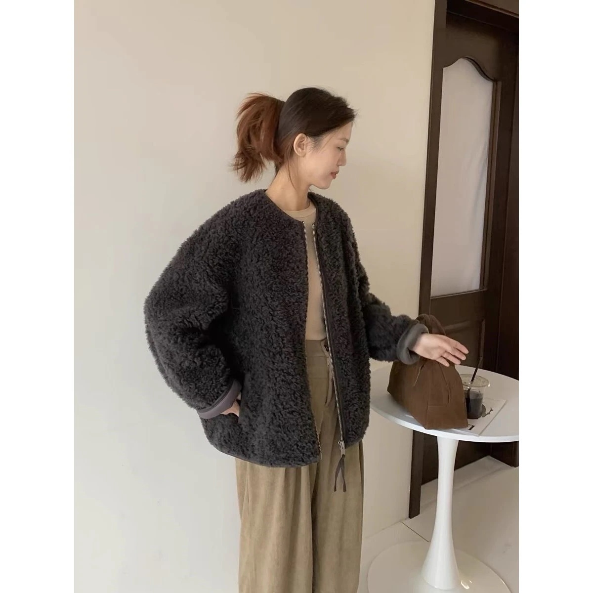 新品目玉セール2026年秋冬 丸首 純羊毛カット 粒状子羊毛 毛皮一体 ファーコート 女性用 ミディ丈 気品ある通勤スタイル