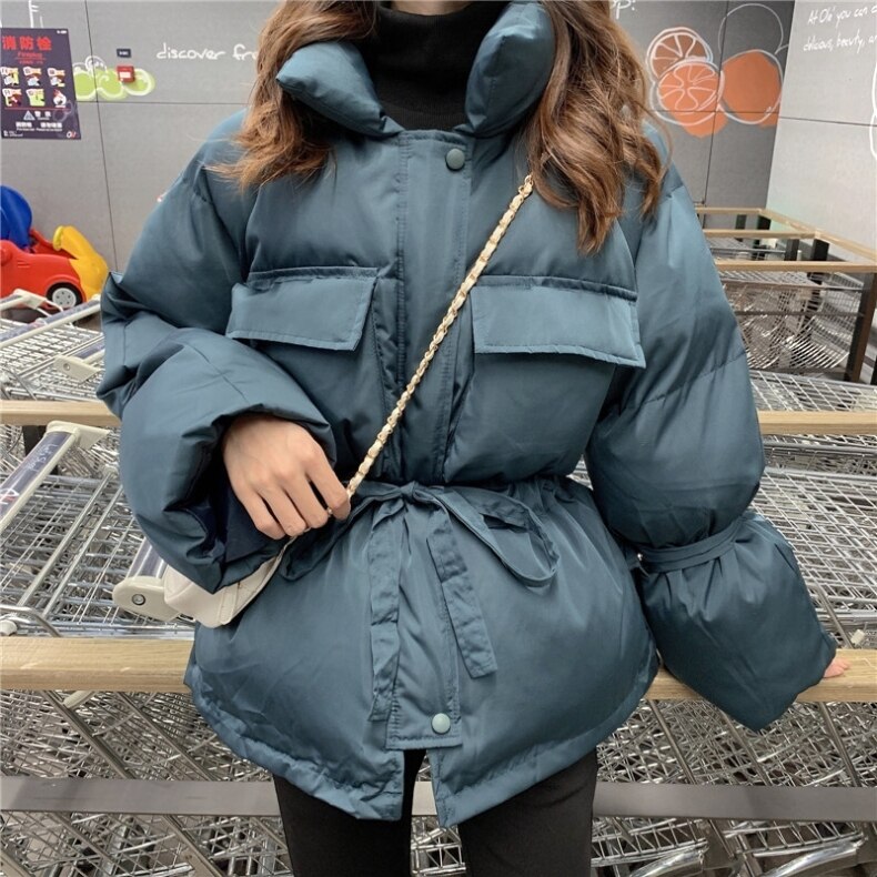 3色 アウター ジャケット レディース 冬 かわいい きれいめ 暖かい もこもこアウター ショート丈 長袖 ボリューム袖 ハイネック 細身 ベルト ウエストリボン もこもこ ふわふわ ファスナー ポケ 6,790円