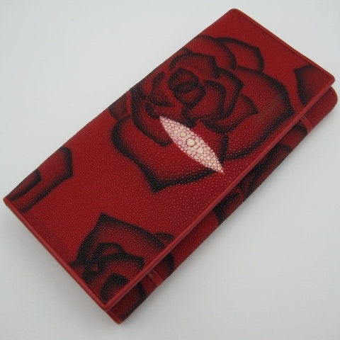 プレゼント発送　エイ革　スティングレイ　バラ風柄赤　長財布　二折りボタン留め　高級感　珍品　金運UP 8,494円