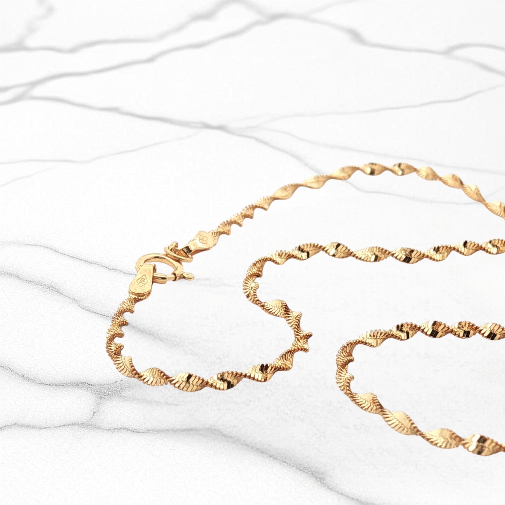 イタリア製18Kゴールド細チェーンネックレスジュエリー繊細なツイストチェーンとイタリアの職人技