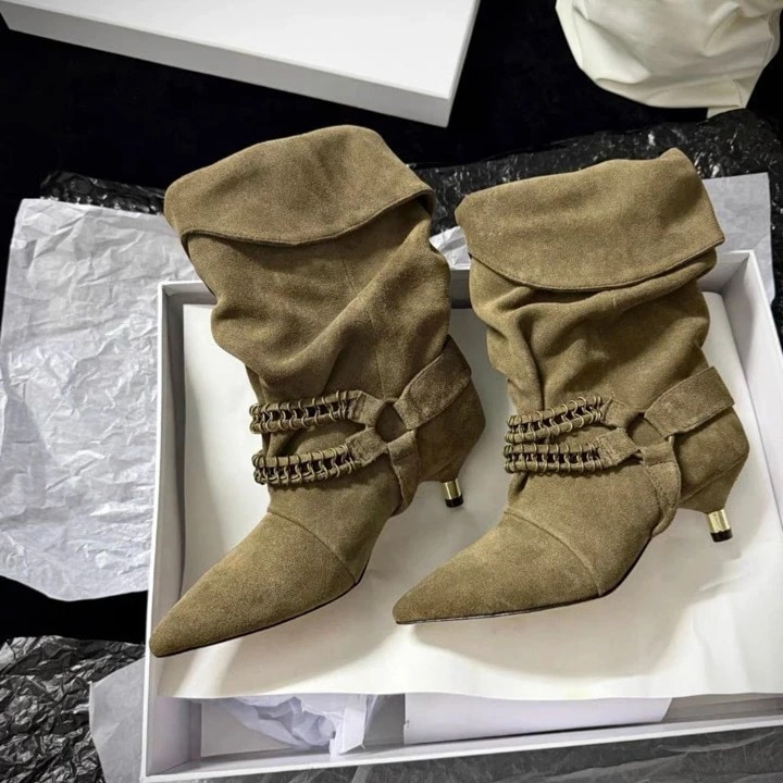 女性用レトロチェーンバックルポインテッドトゥパイルブーツのハイバージョンキトゥンヒールフリップウエスタンカウボーイブーツ