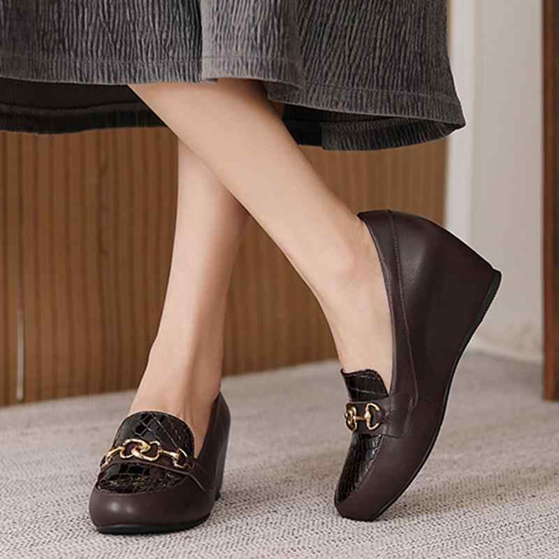【激安販売】ローファー ウェッジソール パンプス 本革 レディース おしゃれ 黒 茶色 レザーシューズ 光沢 エナメル風 切り替えデザイン 金色 ゴールドチャーム ウェッジパンプス ラウンドトゥ 個性