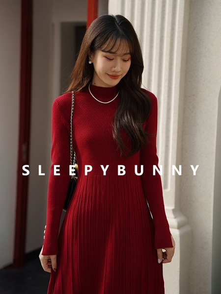 Sleepy Rabbit ハーフタートルネック プリーツ スリムフィット ニットドレス