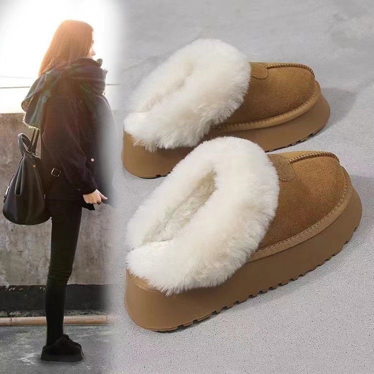 冬の厚手のウールスリッパの外に新しい厚底のスノーブーツを履く