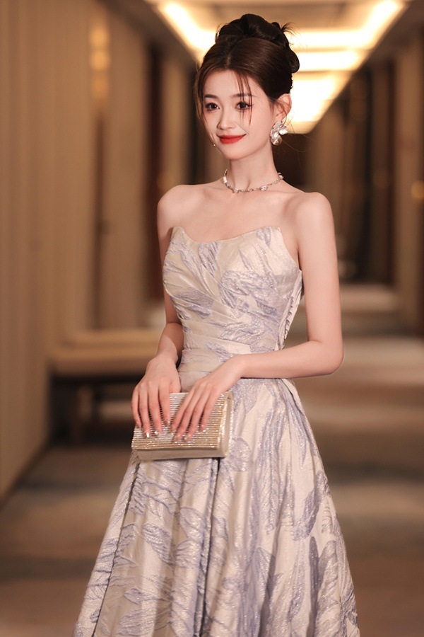 胸を拭いてタキシードのスカートの女性の長い金の軽い豪華な宴会の人気のある媛は誕生日のパーティーを司会します