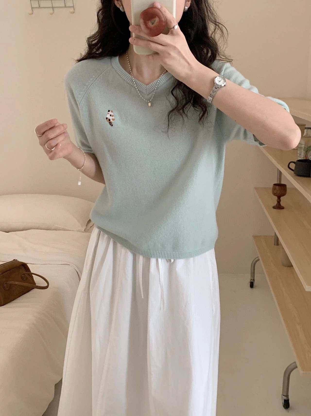 秋の女性の純粋なウールのセーターVネックのミニマリストソリッドカラーの刺繍シニアセンス韓国の怠惰な風のニットセーターの短い