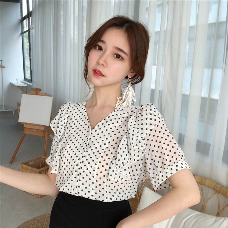 2430.ドット柄Ｖネック半袖ブラウス（ホワイト）2019 春夏 フリル カジュアル 水玉 普段使い