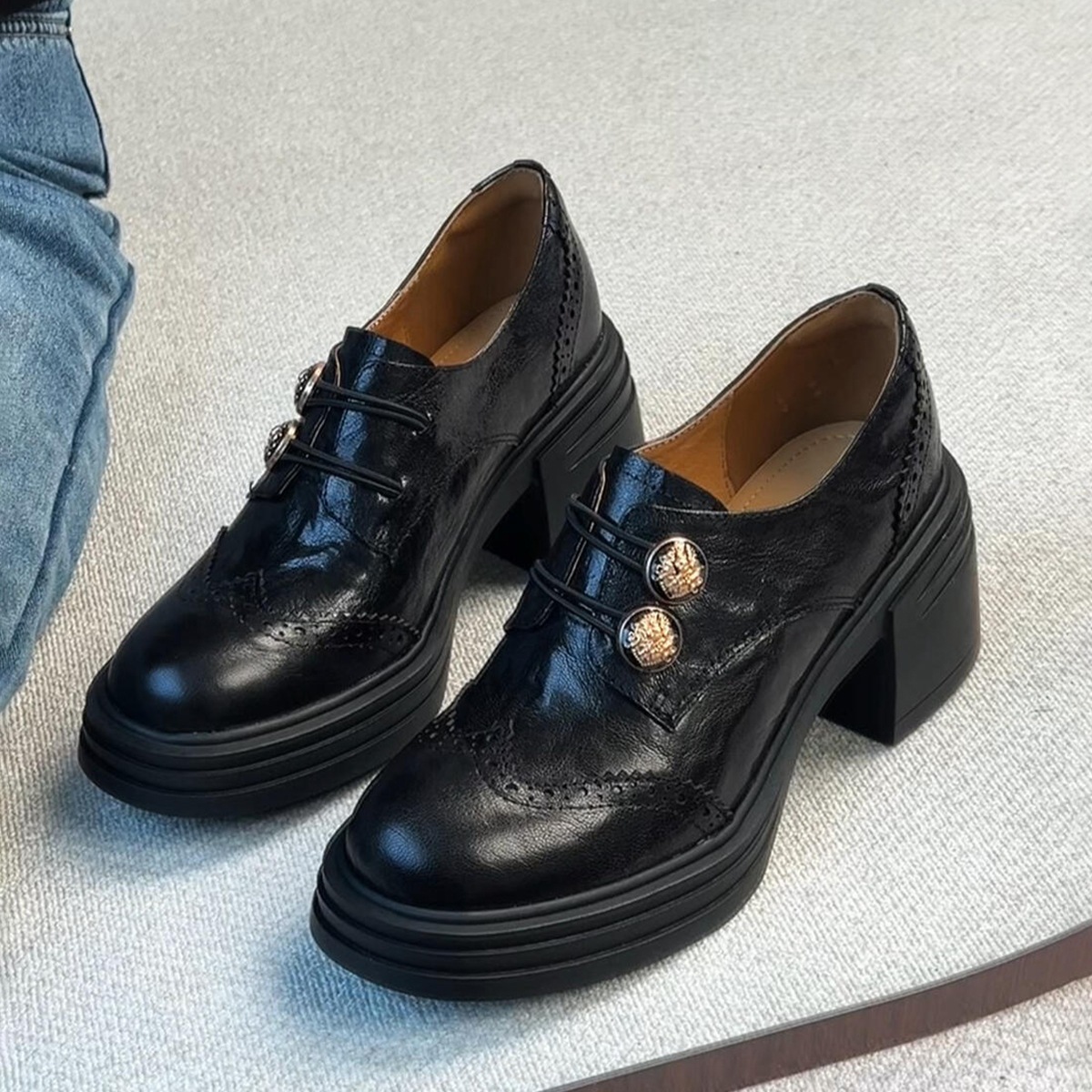 シープスキンバージョンディープマウスバッジメタルバックル1フィートローファー丸い足の厚い靴型プラットフォーム高ヒールレザーシューズ