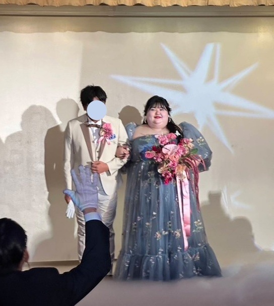 実例写真！カラードレス ブルー 七分袖丈 花モチーフ ふわふわドレス 可愛い ファスナー 二次会 前撮り