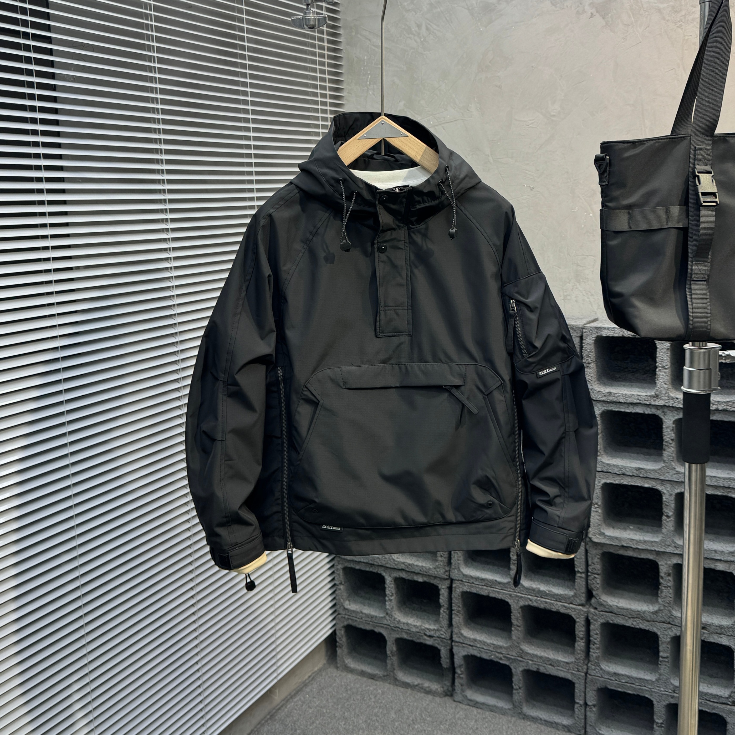 春秋タイプの工装カバーの頭と帽子の突撃服の男性のカジュアルな純色の百合のゆったりした屋外防風ジャケットのコート