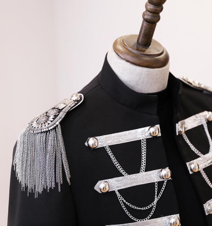 メンズステージ衣装 ジャケット 黒スーツジャケット ショート丈 パンク ジャズ バンドミュージック ボタン カジュアル 舞台向け チェーン 飾り 欧米風 ダンス 演出 合唱 衣裳 カラオケ 発表