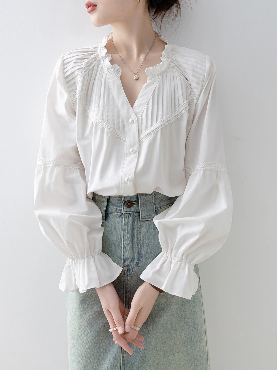 【1点ご購入 で10点プレゼントいたします】2025年春長袖トップスゆったりVネック白シャツ感フレアスリーブシャツ